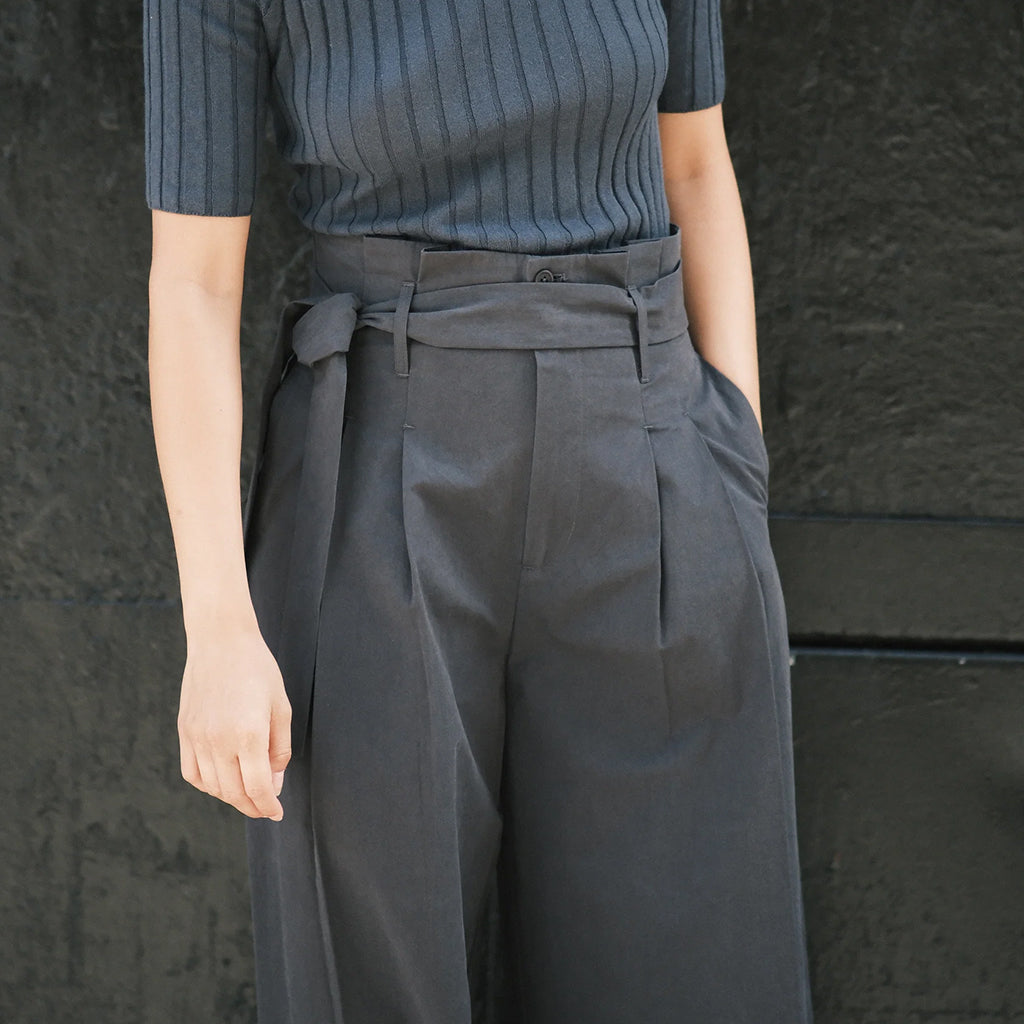 7115 By Szeki Woman Paper-Bag Pleated Pants Navy Blue