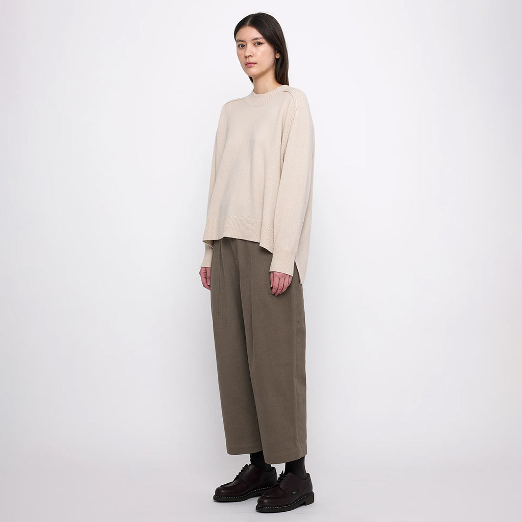 7115 By Szeki Woman Relaxed Rolled Seam Sweater Beige-White