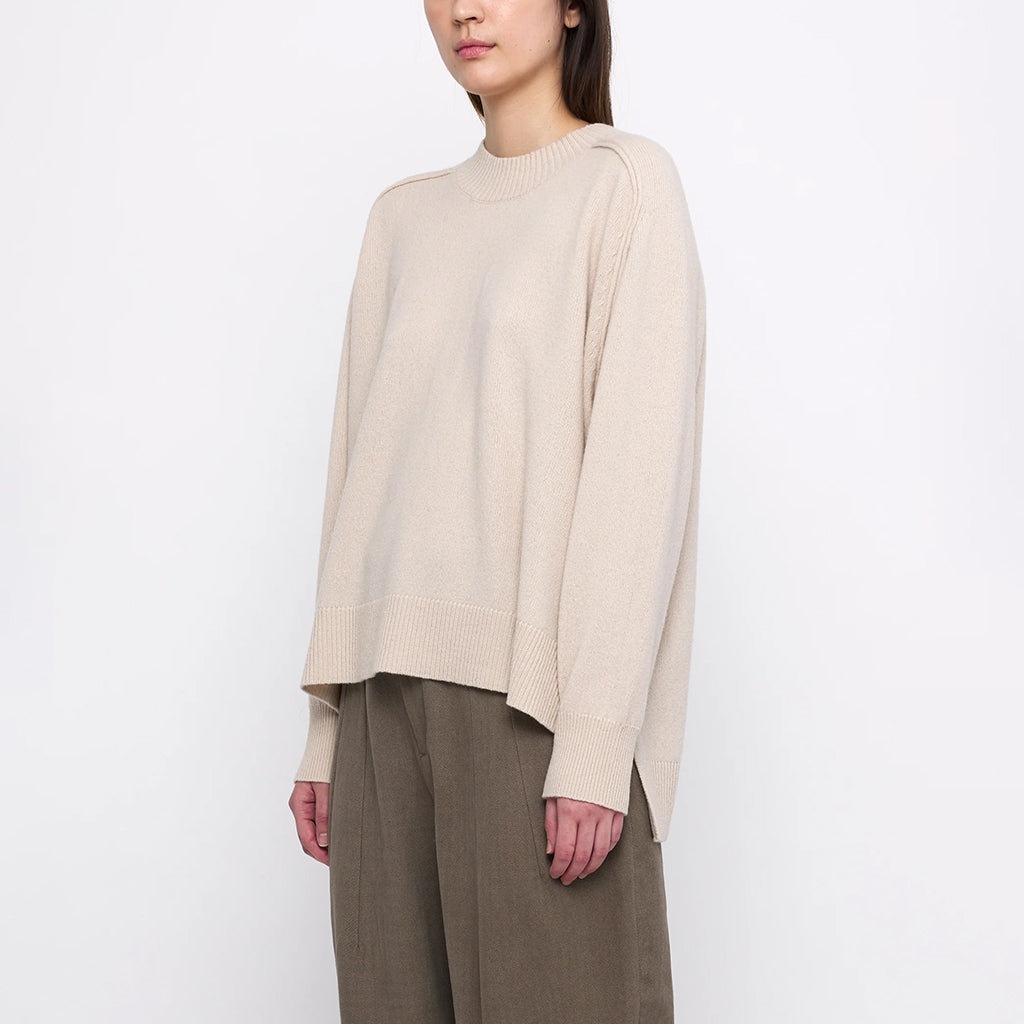 7115 By Szeki Woman Relaxed Rolled Seam Sweater Beige-White