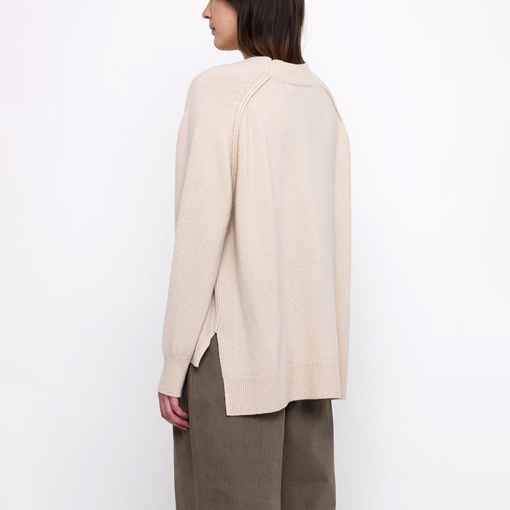 7115 By Szeki Woman Relaxed Rolled Seam Sweater Beige-White