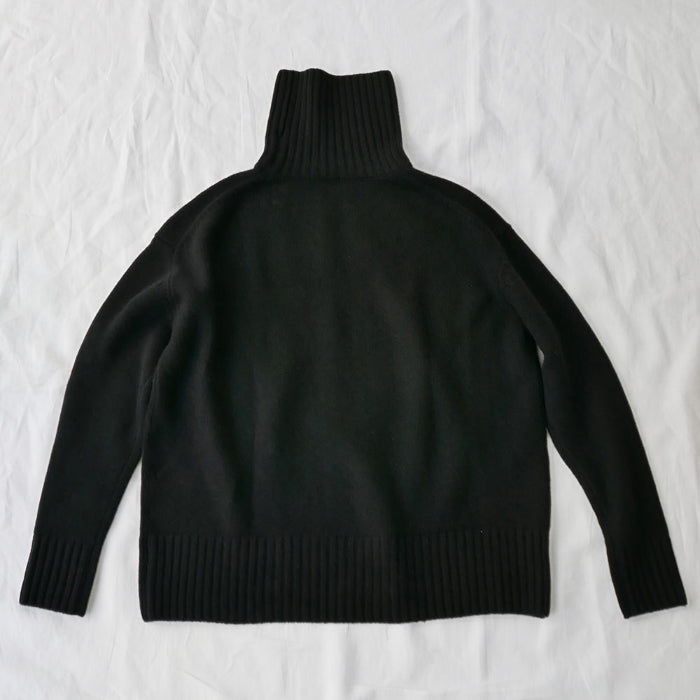 Makié Adult Cashmere Turtleneck Sweater Black