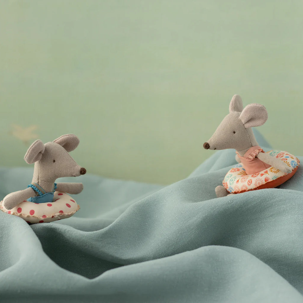 Maileg Toys Mouse Little Sister Beach With Flower Float