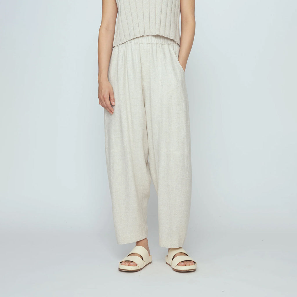 7115 By Szeki Woman Elastic Panel Barrel Pants Oatmeal Cream