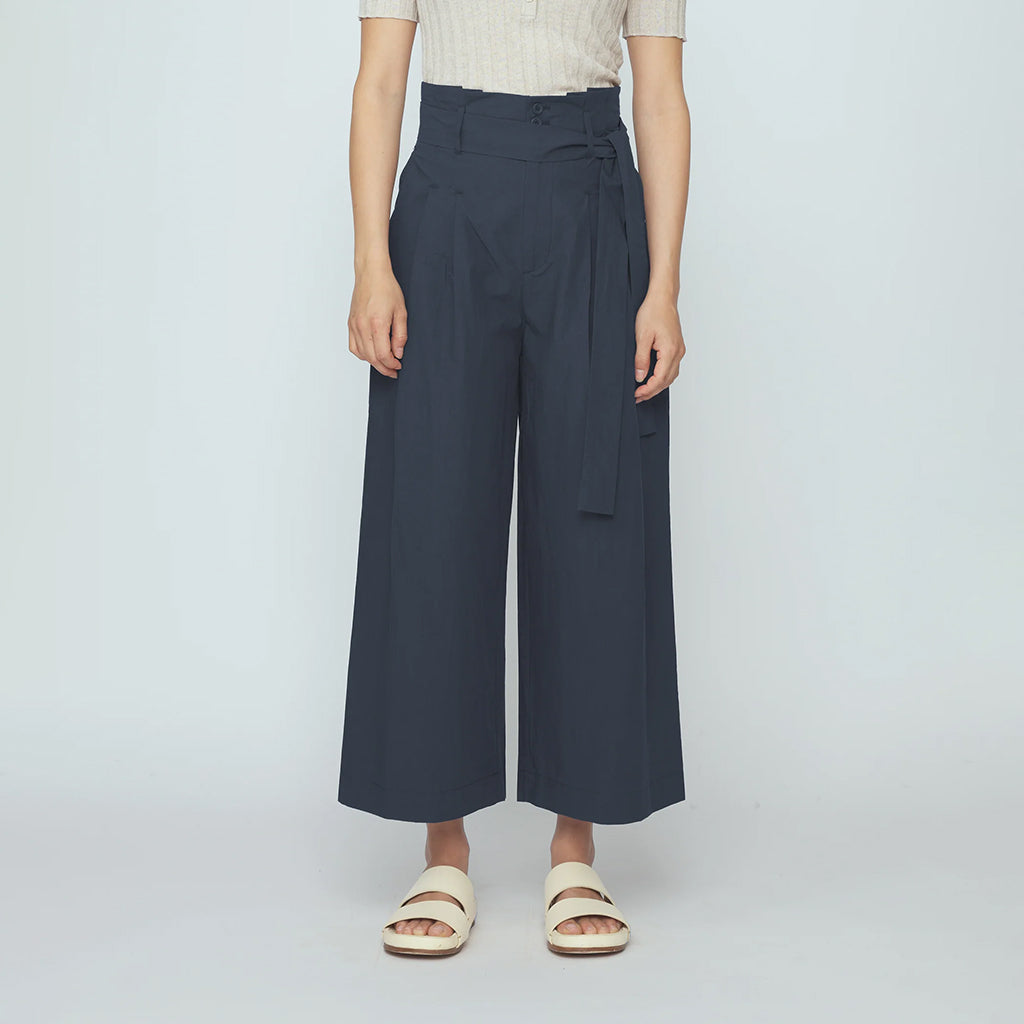 7115 By Szeki Woman Paper-Bag Pleated Pants Navy Blue