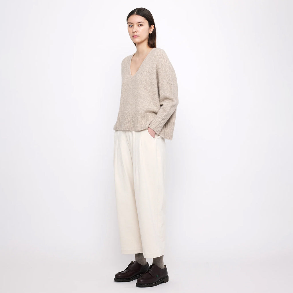 7115 By Szeki Woman Chunky V-Neck Sweater Light Taupe Beige