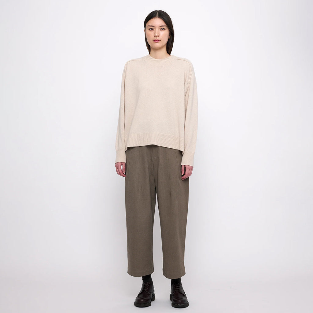 7115 By Szeki Woman Relaxed Rolled Seam Sweater Beige-White