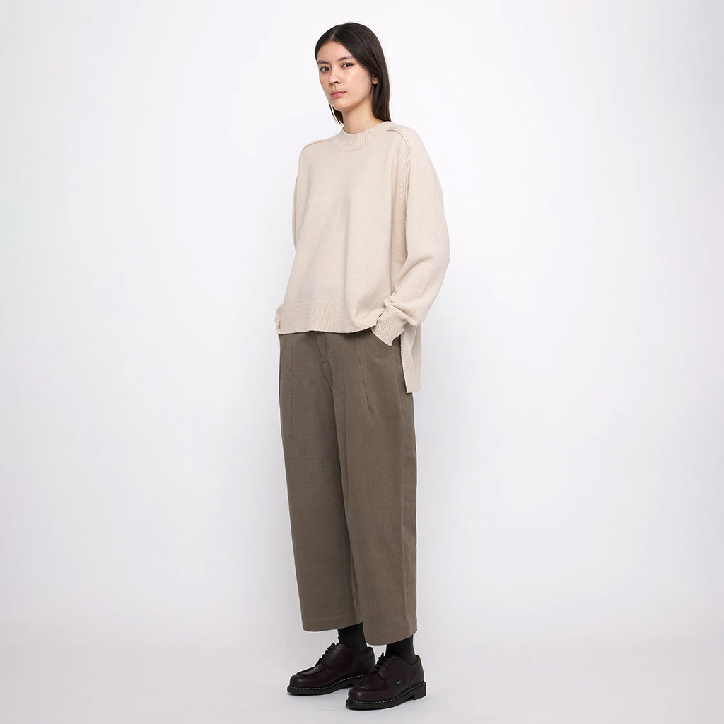 7115 By Szeki Woman Relaxed Rolled Seam Sweater Beige-White