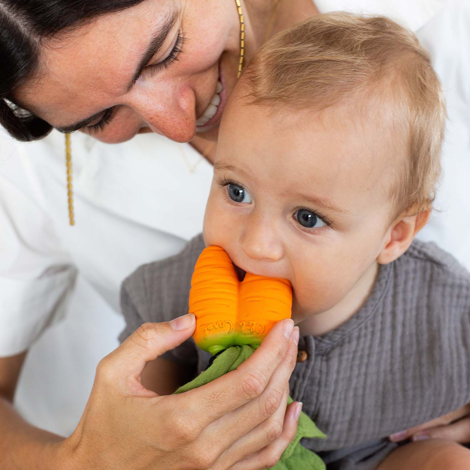Oli&Carol Natural Rubber Teething Toy Cathy the Carrot Mini Doudou