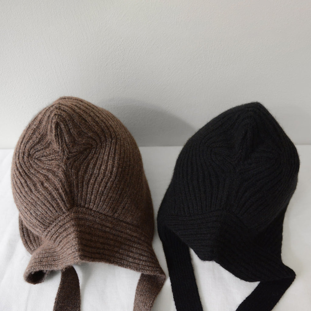 Makié Adult Cashmere Bonnet Hat with Ties Black