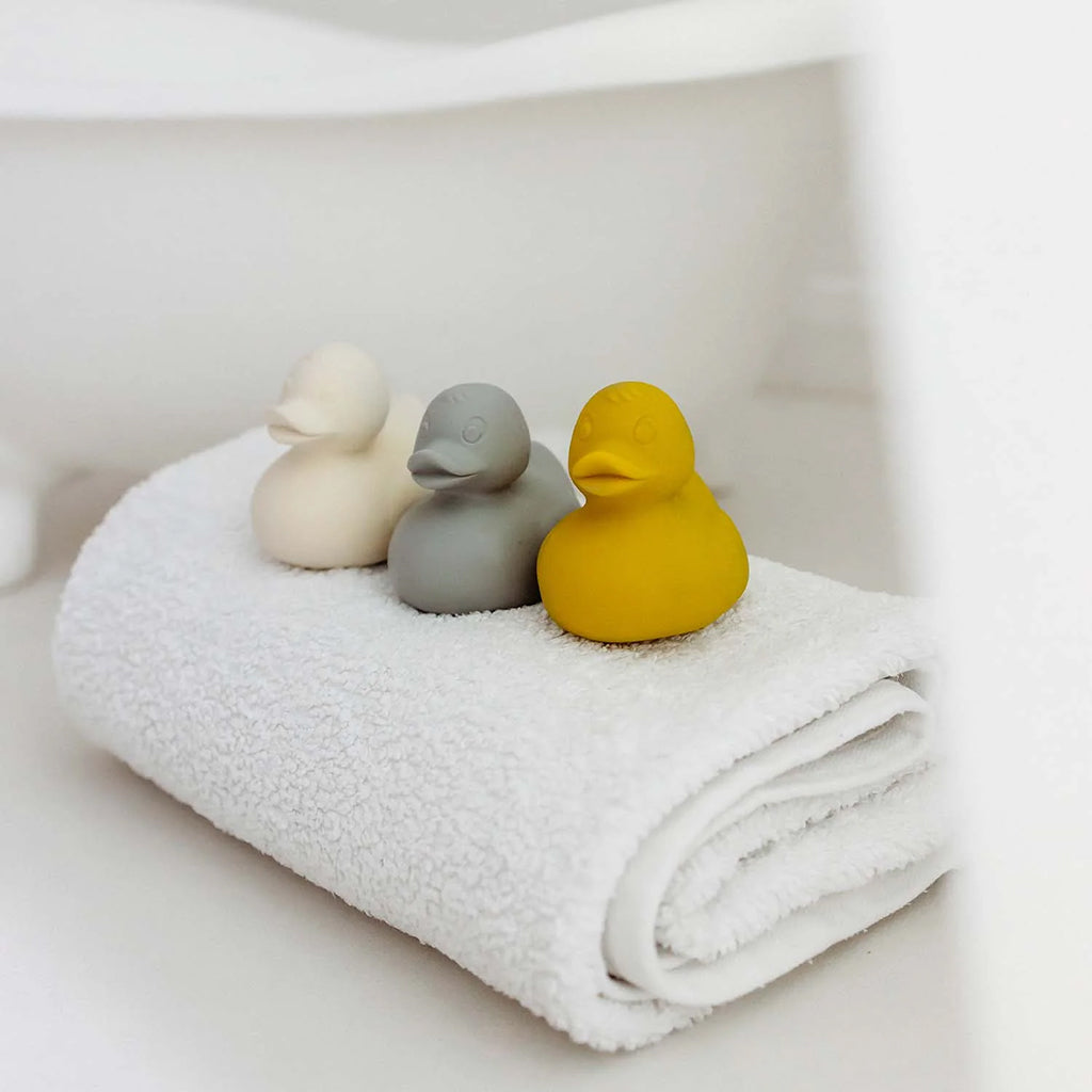 Oli&Carol Natural Rubber Bath Toy Elvis The Duck Yellow