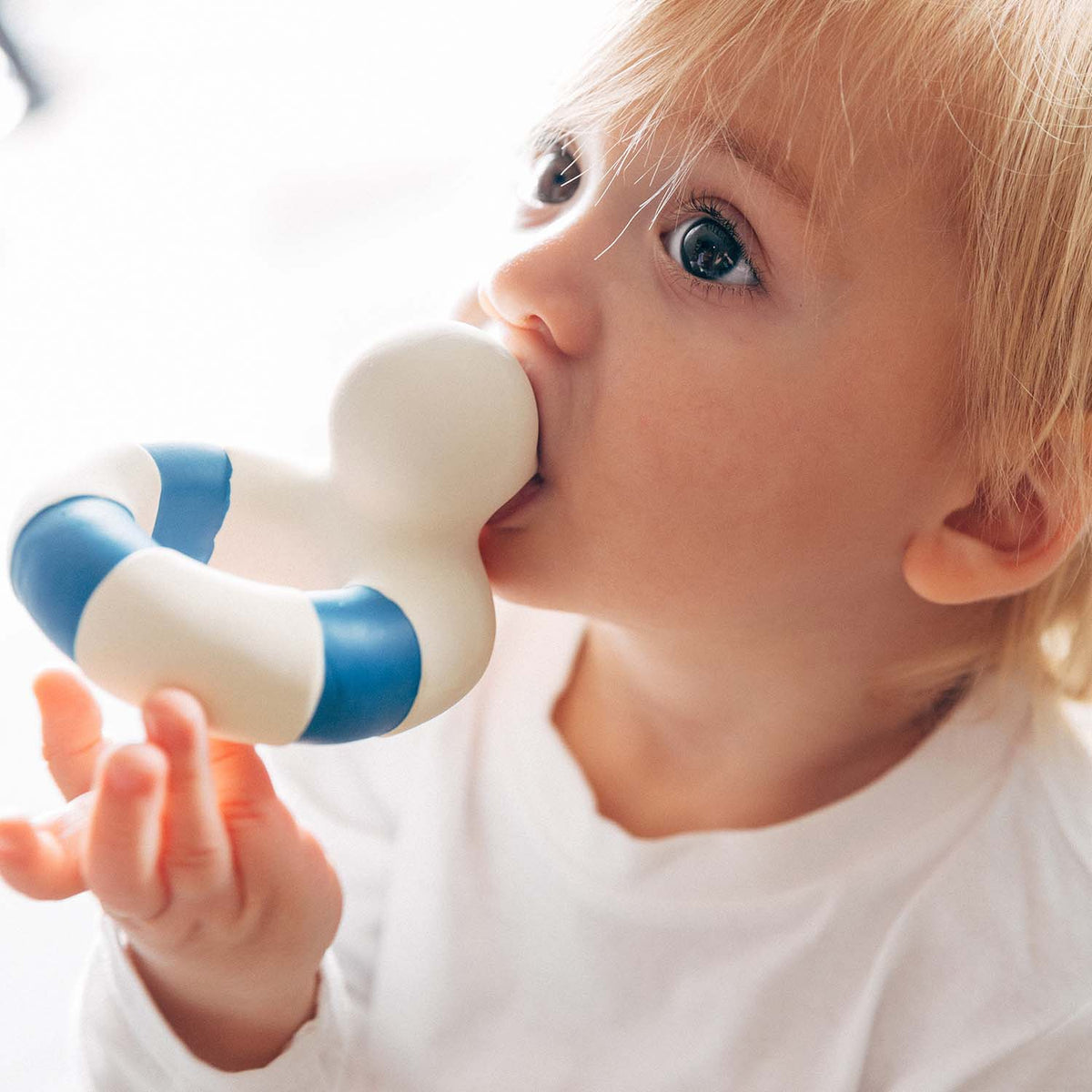 Oli&Carol Natural Rubber Bath Toy Flo the Floatie