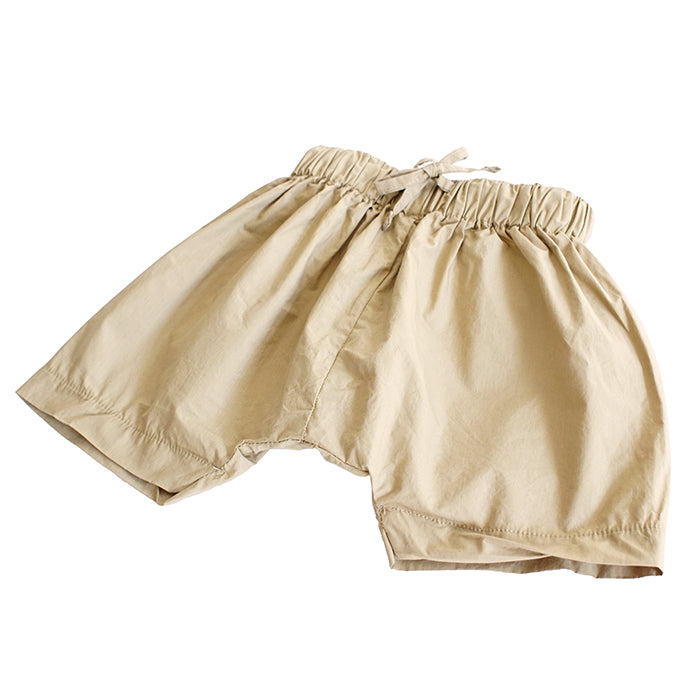 Pull on harem shorts in gold yellow from the front.