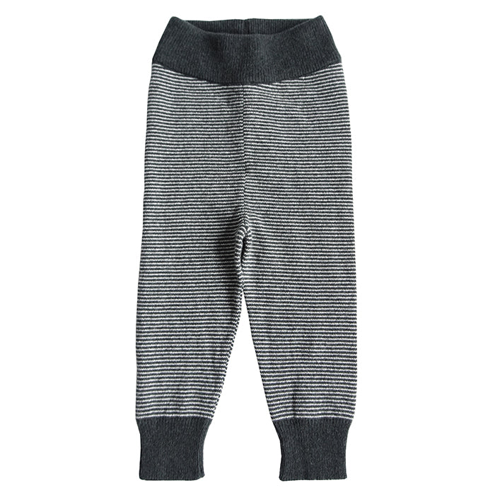 Leggings in black and white stripes.