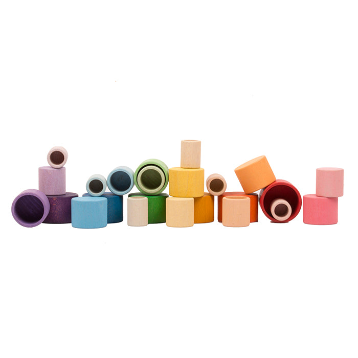 Nesting bowls in rainbow colours and four sizes.
