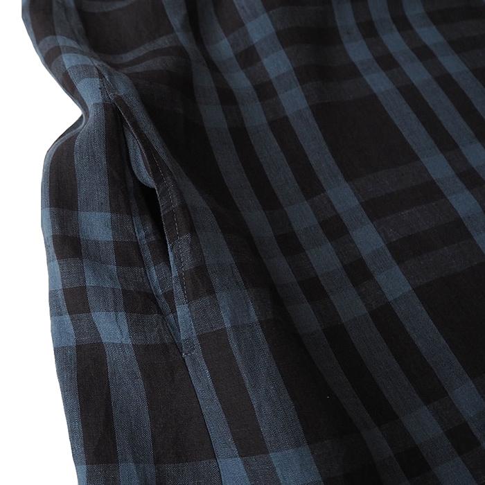 Close up of the side seam pocket.